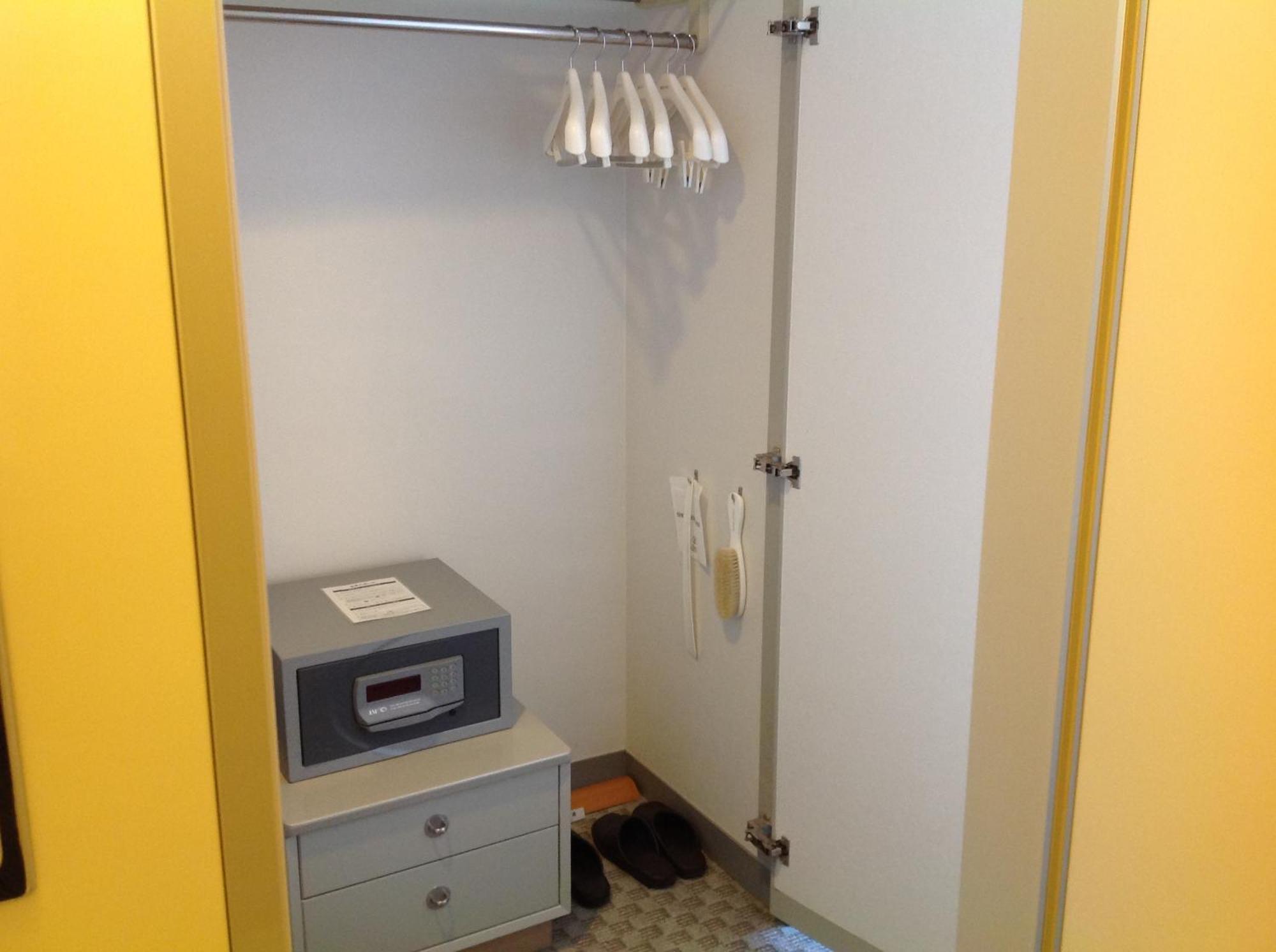 Shin Furano Prince Hotel الغرفة الصورة A safe in a hotel room