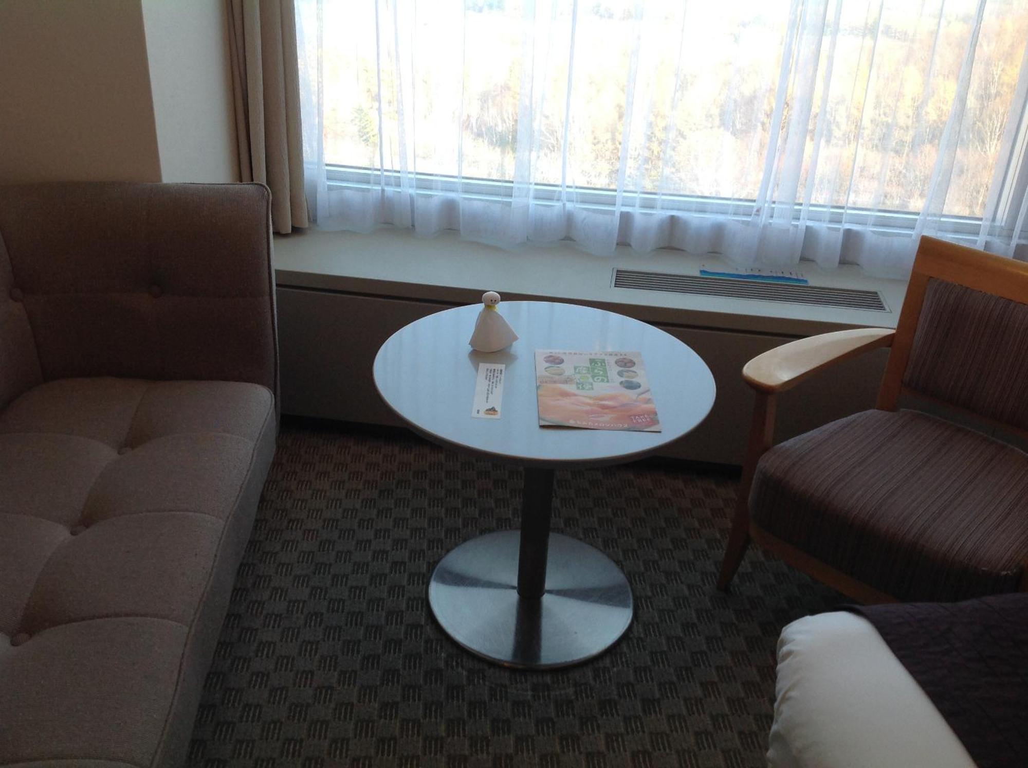 Shin Furano Prince Hotel الغرفة الصورة A table in a hotel room