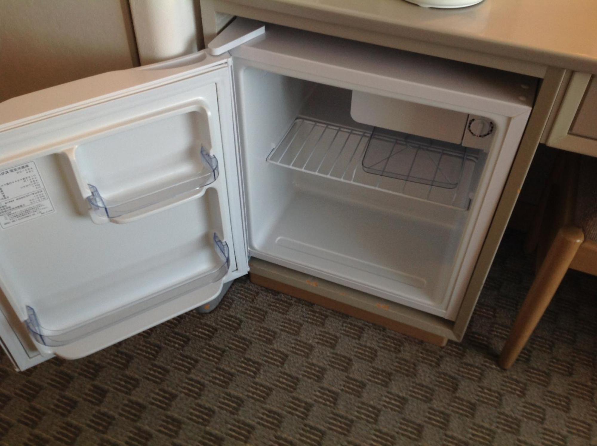 Shin Furano Prince Hotel الغرفة الصورة A mini-fridge in a hotel room