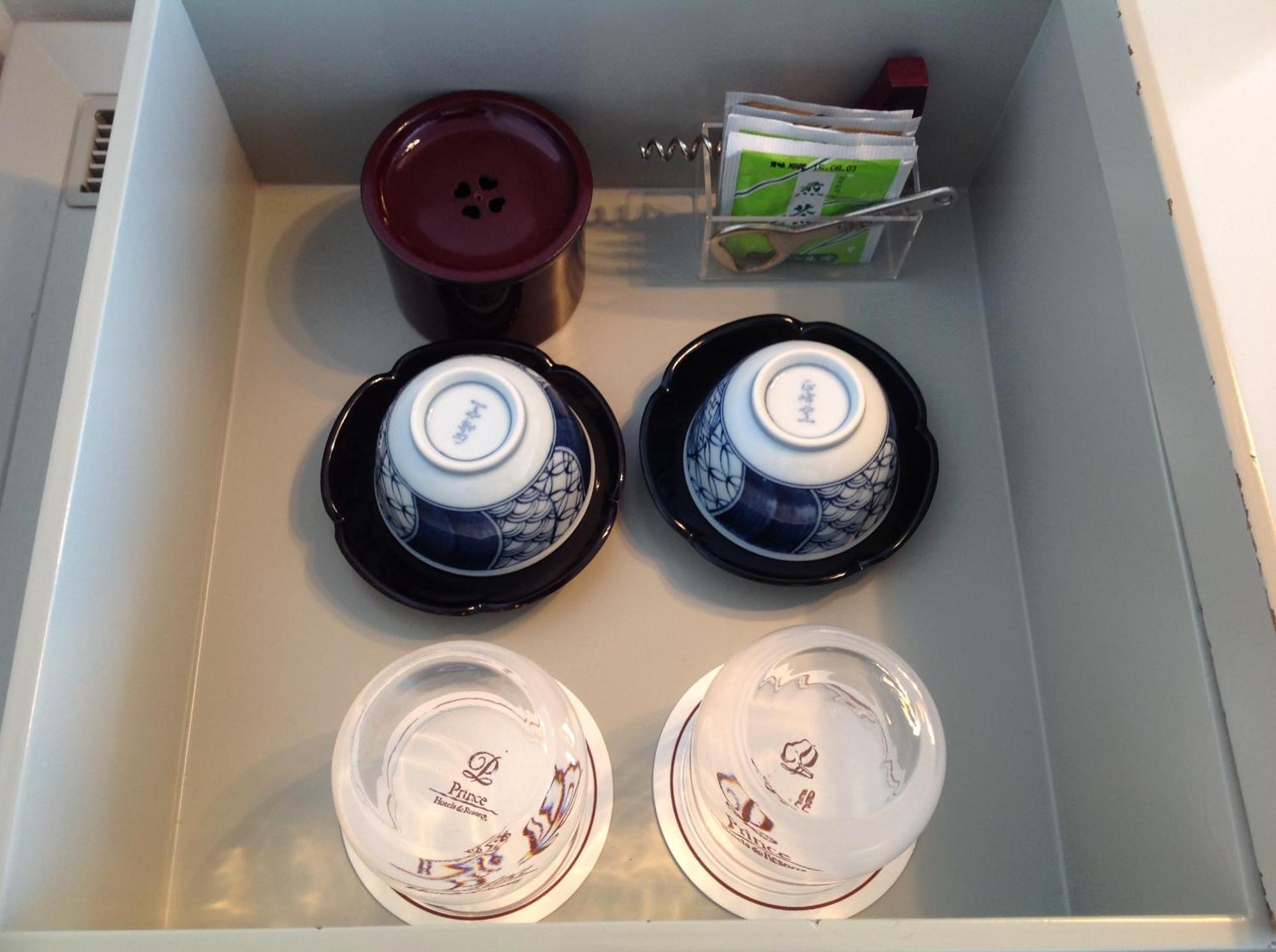 Shin Furano Prince Hotel الغرفة الصورة A tea set in a drawer