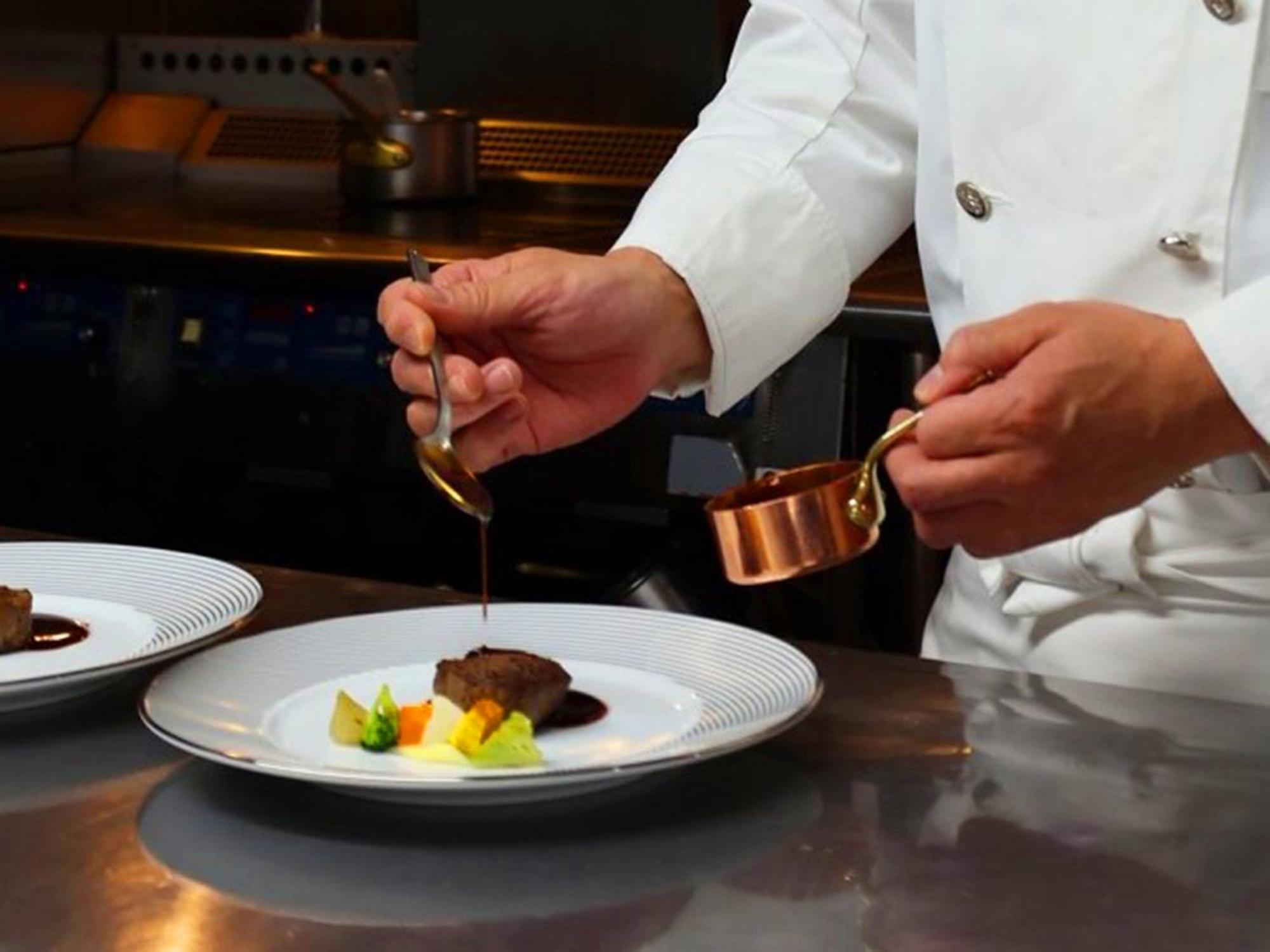 Shin Furano Prince Hotel المظهر الخارجي الصورة A chef plating a dish