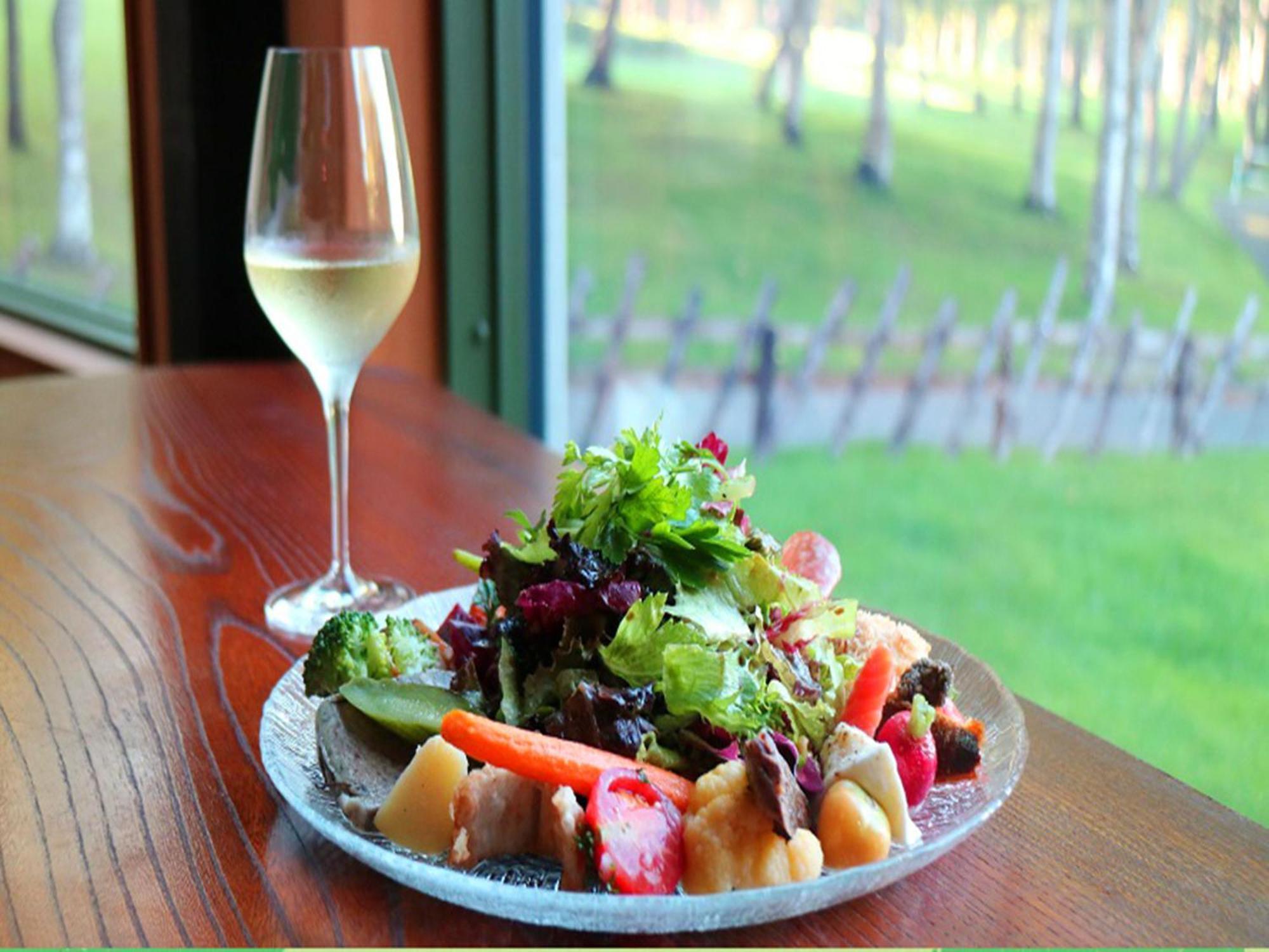 Shin Furano Prince Hotel المظهر الخارجي الصورة A salad with a glass of wine