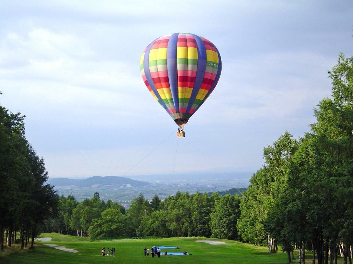 Shin Furano Prince Hotel المظهر الخارجي الصورة Hot air balloon over the golf course